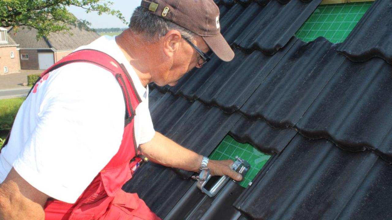 Dakmeester Gebr. Kranenborg uit Garnwerd werkte voor het eerst met de SoFi dakpan