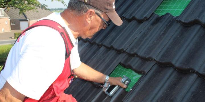 Dakmeester Gebr. Kranenborg uit Garnwerd werkte voor het eerst met de SoFi dakpan